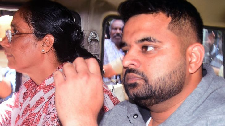 https://salarnews.in/public/uploads/images/newsimages/maannewsimage21082026_203425_Prajwal Revanna.jpg